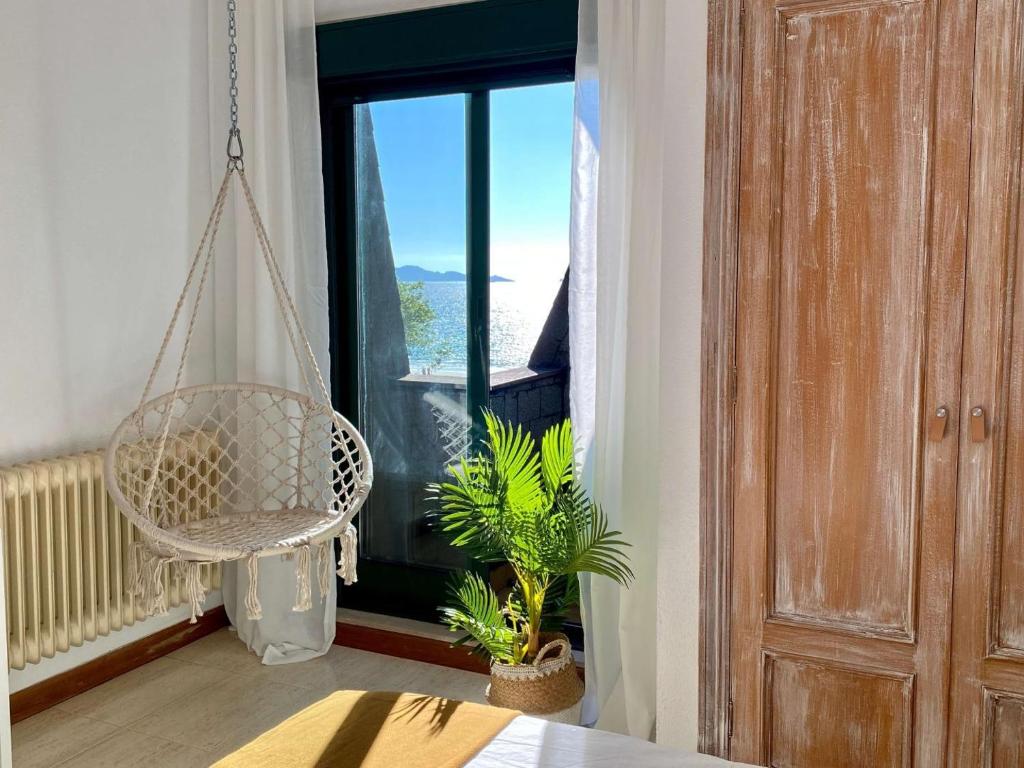 Dormitorio con acceso al balcón
