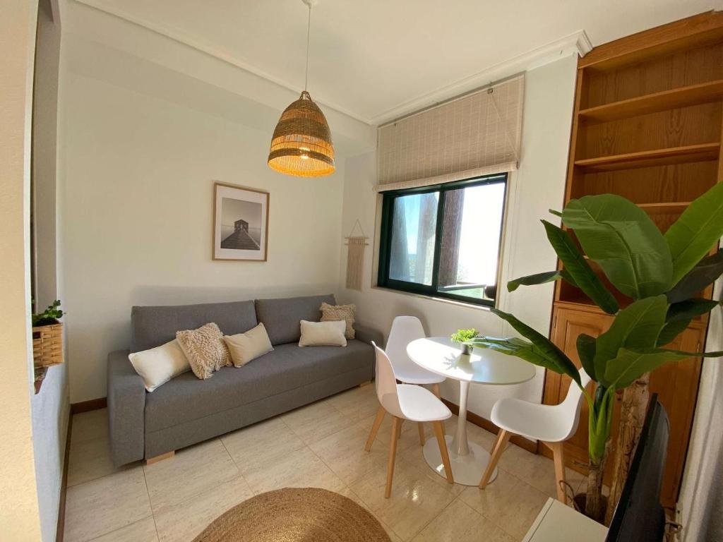 Salón con sofá y mesa de comedor